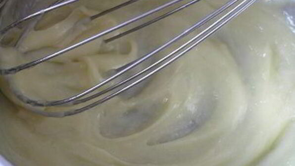 фисташковое пирожное с брусничным семифредо