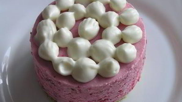 фисташковое пирожное с брусничным семифредо