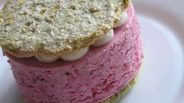 фисташковое пирожное с брусничным семифредо