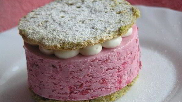 фисташковое пирожное с брусничным семифредо