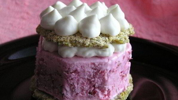 фисташковое пирожное с брусничным семифредо