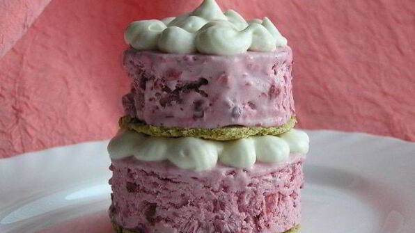 фисташковое пирожное с брусничным семифредо