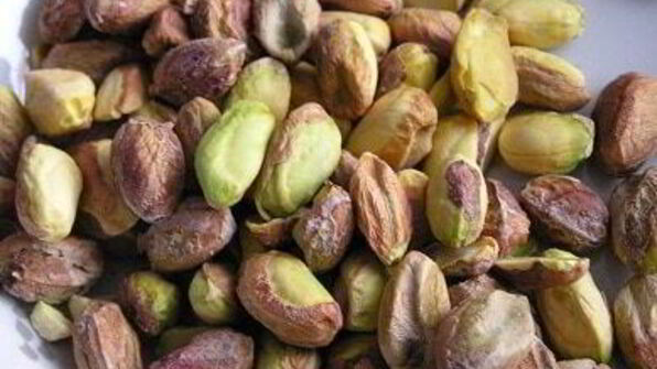 фисташковое пирожное с брусничным семифредо