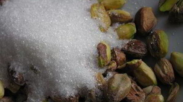 фисташковое пирожное с брусничным семифредо