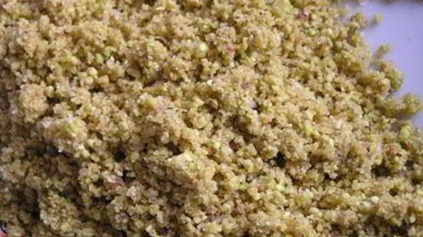 фисташковое пирожное с брусничным семифредо