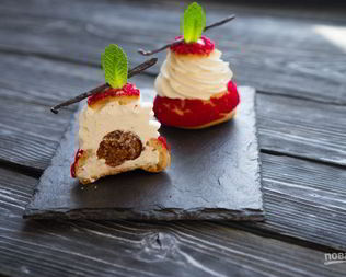 Пирожное Шу с вишневым конфи