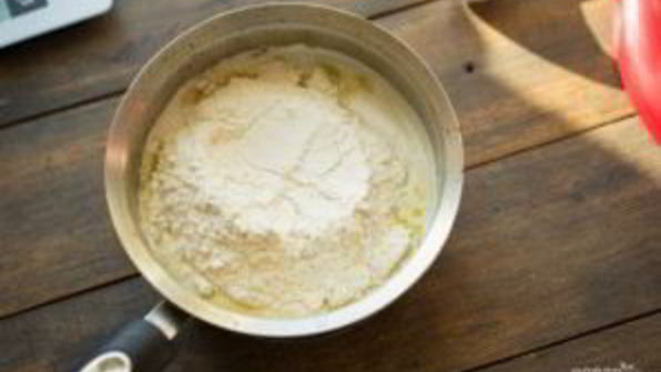 пирожное шу с вишневым конфи