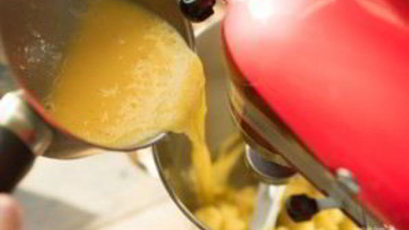 пирожное шу с вишневым конфи