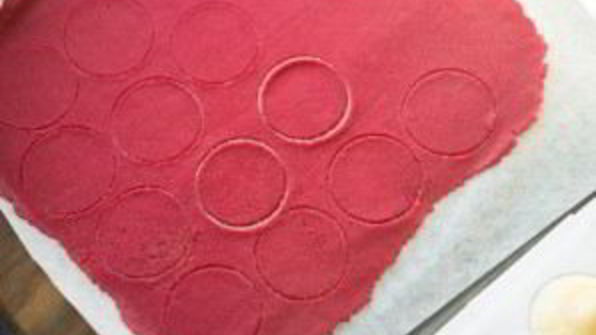 пирожное шу с вишневым конфи