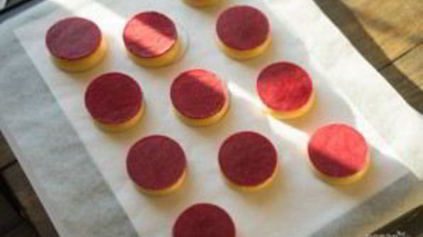 пирожное шу с вишневым конфи