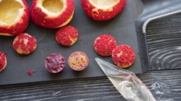 пирожное шу с вишневым конфи