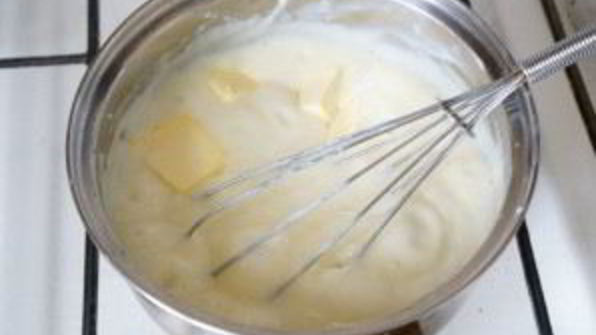 пирожное шу с вишневым конфи