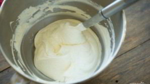 пирожное шу с вишневым конфи