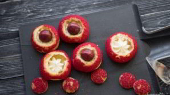 пирожное шу с вишневым конфи