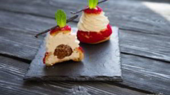 пирожное шу с вишневым конфи