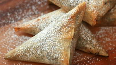 Пирожное со сливочным сыром и сухофруктами