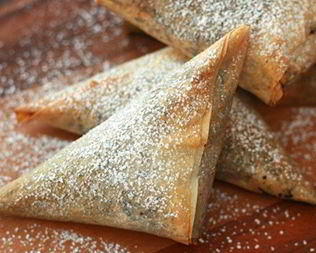 Пирожное со сливочным сыром и сухофруктами