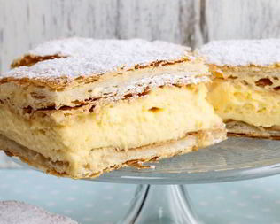 Пирожные из слоеного теста с заварным кремом