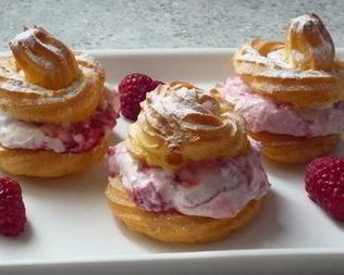 Пирожные из заварного теста с малиновой начинкой