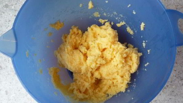 пирожные из заварного теста с малиновой начинкой