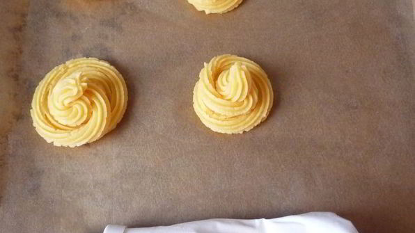 пирожные из заварного теста с малиновой начинкой