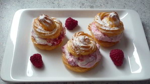 пирожные из заварного теста с малиновой начинкой