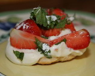 Пирожные с клубникой, маскарпоне и мятой