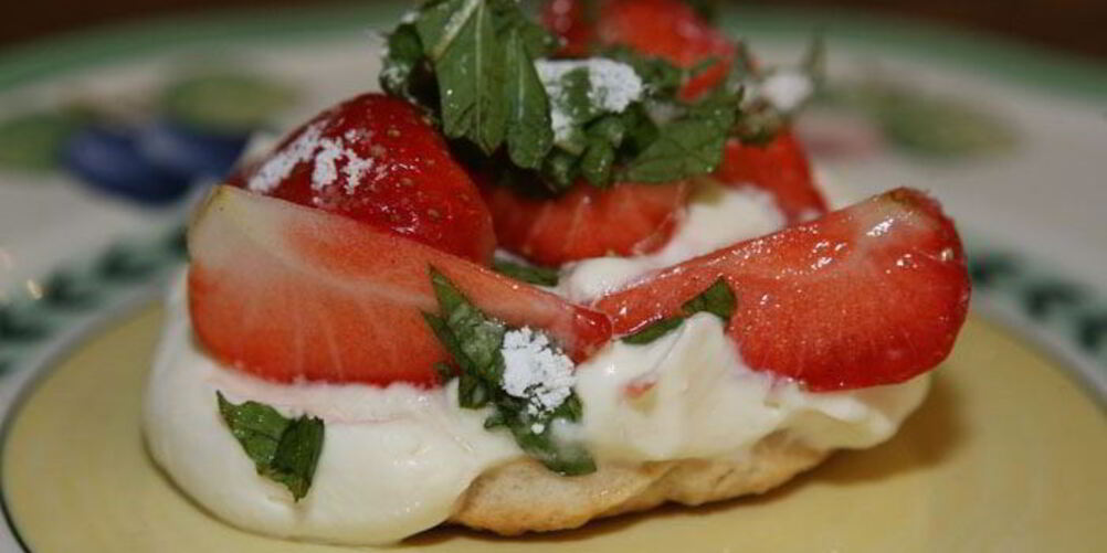 Рецепт пирожные с клубникой, маскарпоне и мятой