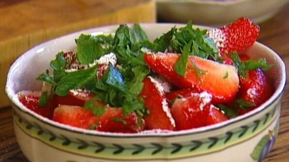 пирожные с клубникой, маскарпоне и мятой