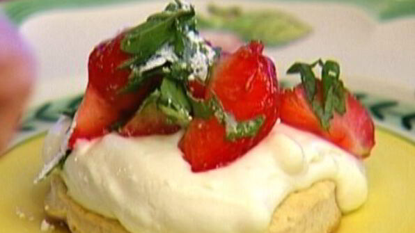 пирожные с клубникой, маскарпоне и мятой