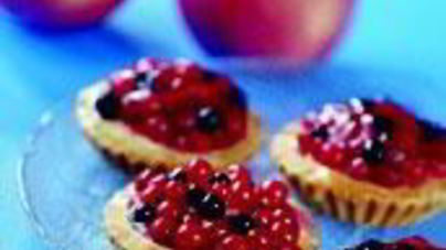 Пирожные с пудингом и фруктами