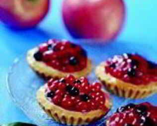 Пирожные с пудингом и фруктами