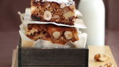 Пирожные с ягодами, миндалем и шоколадом