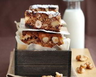 Пирожные с ягодами, миндалем и шоколадом