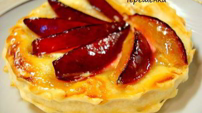 Пирожные со сливой, манго и козьим сыром