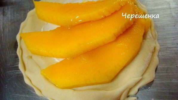 пирожные со сливой, манго и козьим сыром