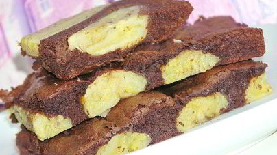 Шоколадное пирожное с бананами