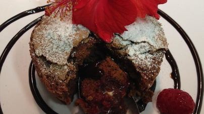 Шоколадное пирожное с малиной