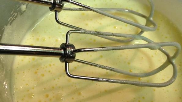 шоколадное пирожное с малиной