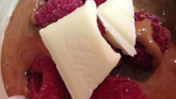 шоколадное пирожное с малиной