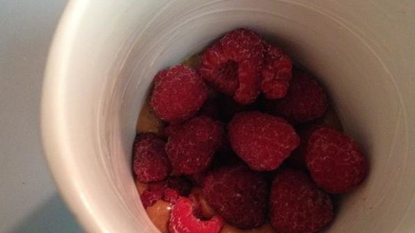 шоколадное пирожное с малиной