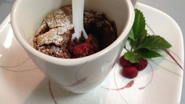 шоколадное пирожное с малиной