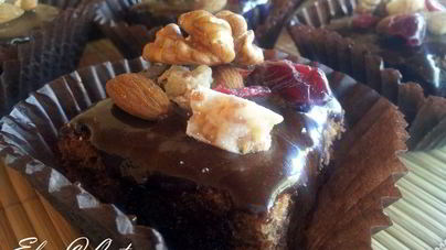 Шоколадное пирожное с орехами и вяленой клюквой