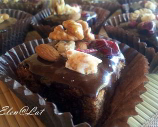 Шоколадное пирожное с орехами и вяленой клюквой