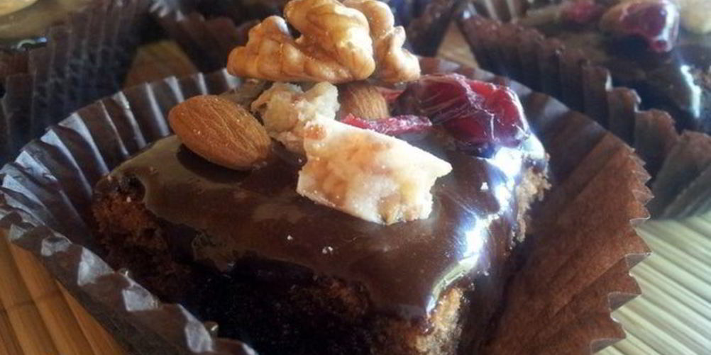 Рецепт шоколадное пирожное с орехами и вяленой клюквой