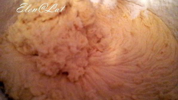 шоколадное пирожное с орехами и вяленой клюквой