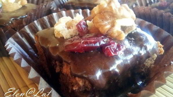 шоколадное пирожное с орехами и вяленой клюквой