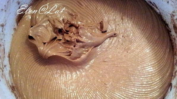 шоколадное пирожное с орехами и вяленой клюквой