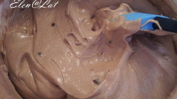 шоколадное пирожное с орехами и вяленой клюквой