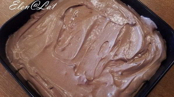 шоколадное пирожное с орехами и вяленой клюквой